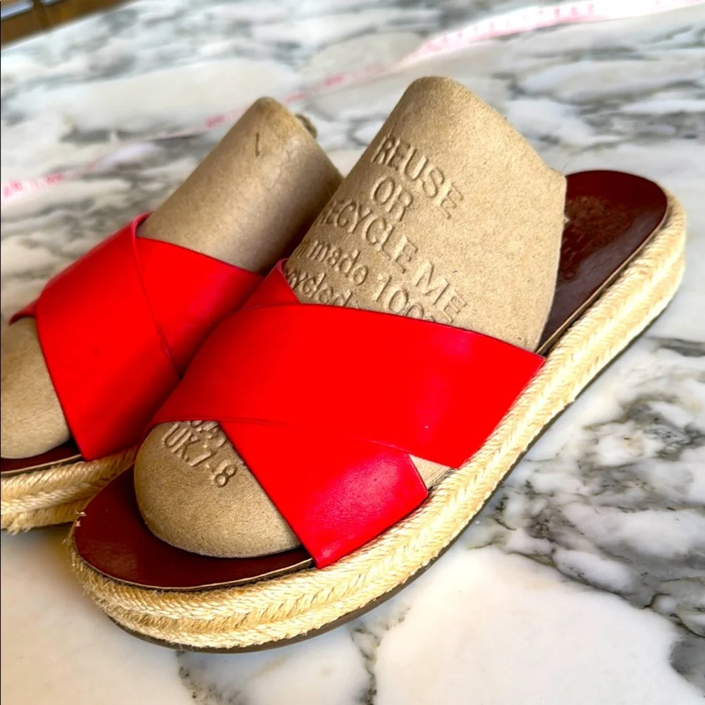 Vince Camuto Red & Tan Espadrille Sandals Women’s size 8.